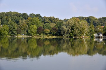 Fototapeta na wymiar Automne sur le lac de Genval près de Bruxelles