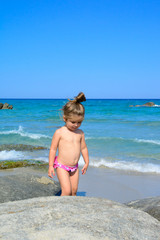 Bimba al mare che passeggia
