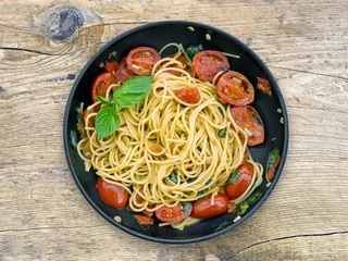 Photo sur Aluminium Gamme de produits Une poêle de spaguetti aux tomates et basilic