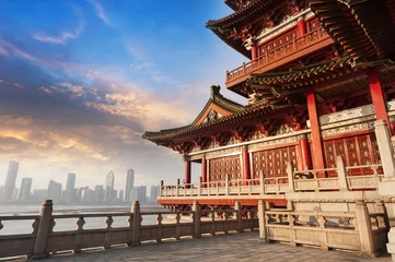 Poster Blauwe lucht en witte wolken, oude Chinese architectuur © hxdyl