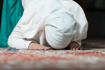 Obraz na płótnie Canvas Young Muslim Woman Praying