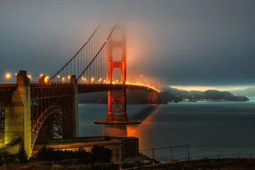 Poster Foto van de dag Golden Gate bridge & 39 s nachts, verlichting in mist, San Francisco, Californië.
