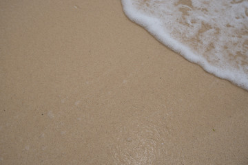 沖縄の海・砂浜の波