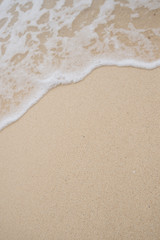 Fototapeta na wymiar 沖縄の海・砂浜の波