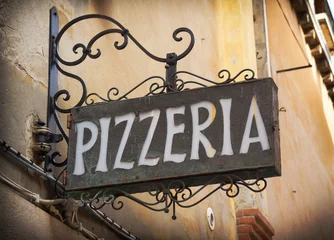 Tuinposter Vintage pizzeria-bord in Venetië, Italië © Marzia Giacobbe