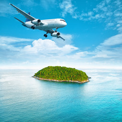 Straalvliegtuig boven het tropische eiland