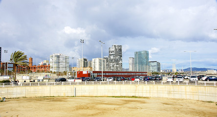 Obraz premium Barcelona desde la playa de la Mar Bella