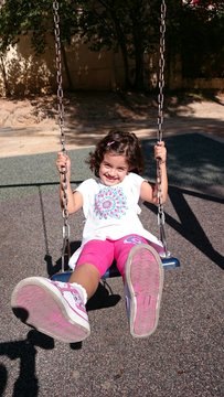 Ni&ntilde;a en columpio