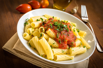 Tortiglioni con salsa al pomodoro e prezzemolo