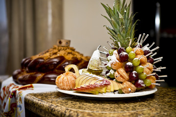 фрукты и свадебный каравай