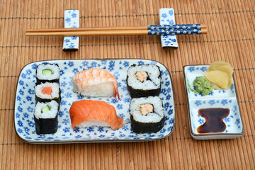 Sushi mooi Aziatisch gedecoreerd met mooi servies