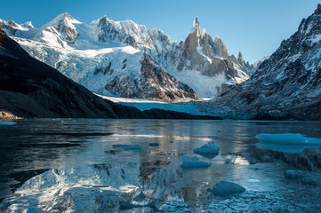 Bevroren meerbezinning bij Cerro Torre, Fitz Roy, Argentinië