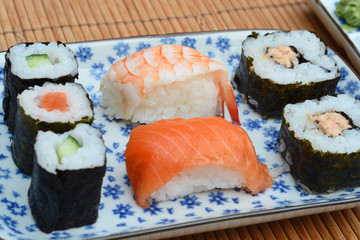 Sushi mooi Aziatisch gedecoreerd met mooi servies