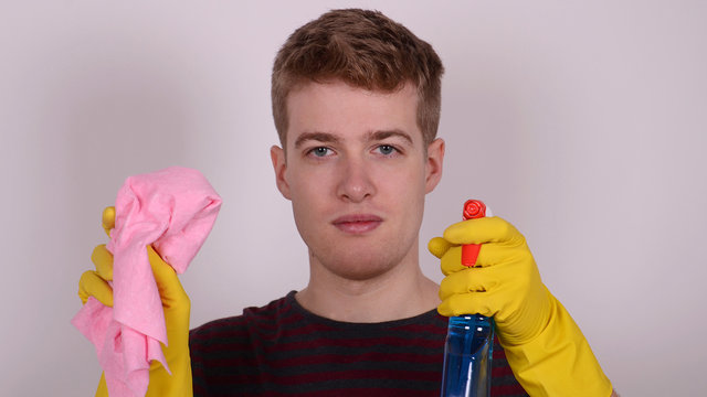 junger mann beim fenstrreinigen