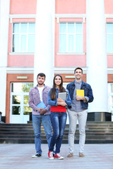Obraz premium Studenci w pobliżu uczelni