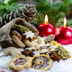 Weihnachtskekse und Kerzen