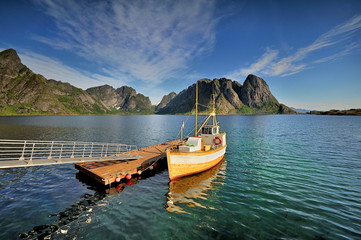 Norwegia ,  Sakrisoy, kuter rybacki © janmiko