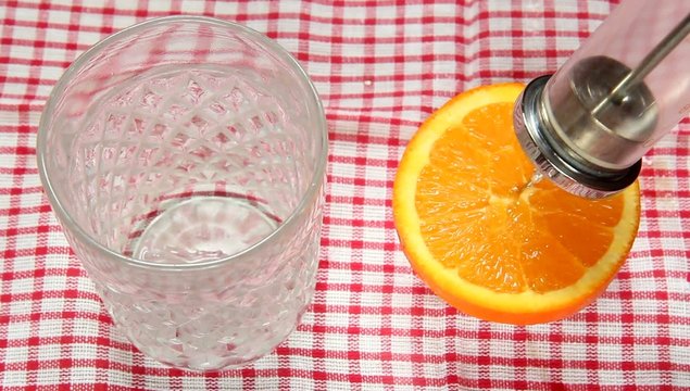 Extraction of juice from oranges injected into a glass