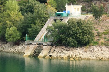 la prise d'eau du barrage de Saint-Cassien