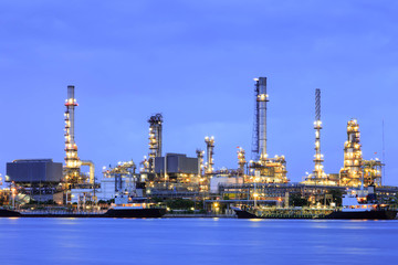 Obraz premium Oil refinery at twilight