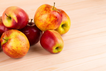 Naklejka na ściany i meble Fresh red apples on wood.