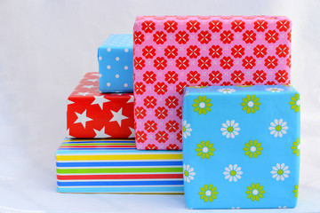 stapel gekleurde cadeaus