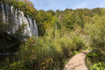 Ponton, cascades et chutes à Plitvice-Plitvicka