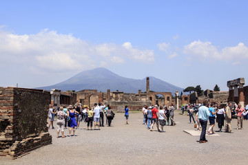 Blickauf das Forum in Pompeji mit Vesuv im Hintergrund