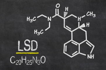 Schiefertafel mit der chemischen Formel von LSD