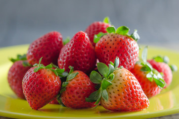  red strawberries on dish