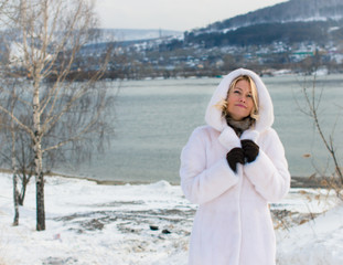 Russische Frau in der Winterlandschaft