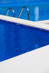 Swimming Pool - neuer blauer Swimmingpool mit Leiter