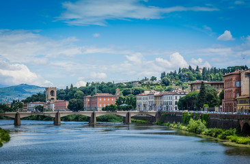 Fototapeta premium Blick von der Ponte Vecchio auf den Arno Florenz