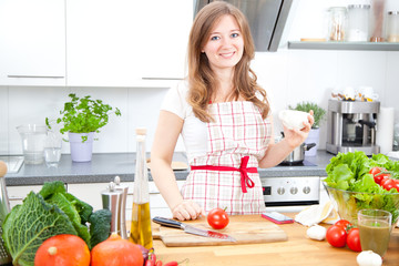 Frau in der küche mit Chille Schotte 