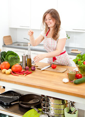 frau in der küche schneidet gemüsse 