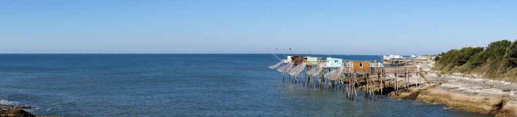 Panorama avec des carrelets sur la côte © JC DRAPIER