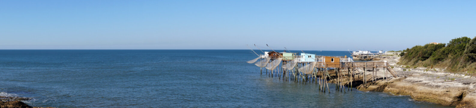 Panorama avec des carrelets sur la c&ocirc;te