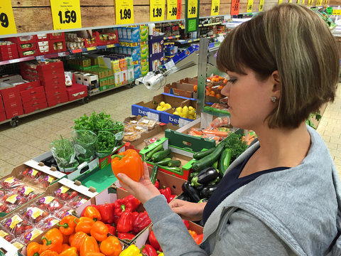 Junge Frau beim einkaufen