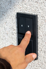 Finger tastet auf Doppelschalter grau