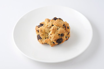 お皿にのせた チョコチップ スコーン ビスケット お菓子 白背景