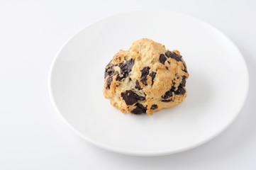 お皿にのせた チョコチップ スコーン ビスケット お菓子 白背景