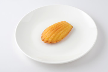 お皿にのせた マドレーヌ フランスのお菓子 白背景
