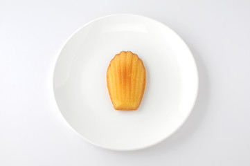 お皿にのせた マドレーヌ フランスのお菓子 白背景