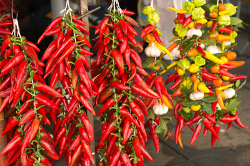 Fototapeta premium Piments rouges sur un étal de marché