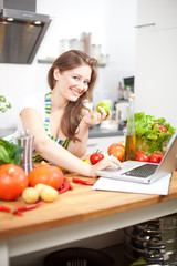 Obraz na płótnie Canvas Frau mit laptop in der küche 