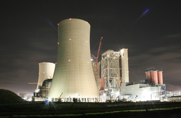 Baustelle des Kraftwerks bei Nacht