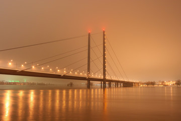 Fototapeta na wymiar Düsseldorfer Brücke im Nebel