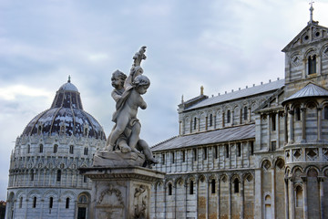 Fototapeta premium Marmurowy anioł i baptysterium San Giovanni, Miracle Place, Pisa