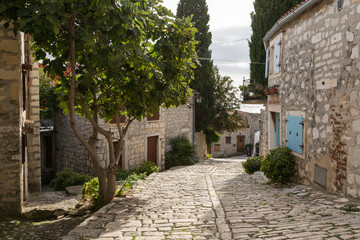Fototapeta na wymiar Vieille rue en pierre et façades de Rovinj