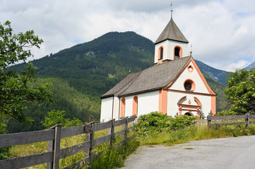 Dorfkirche in den Alpen